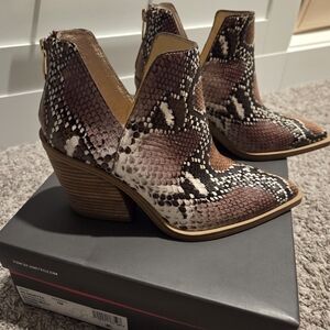Vince Camuto Gigietta Booties